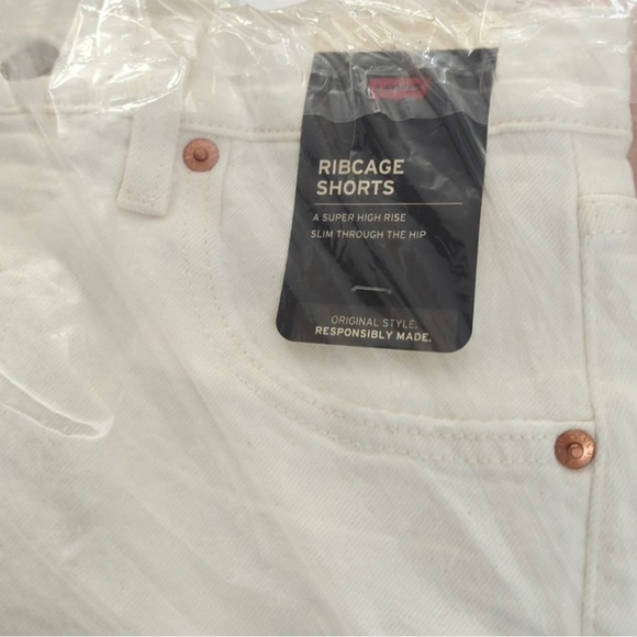 Levi's Ribcage Off White Shorts - Picture 6 of 6